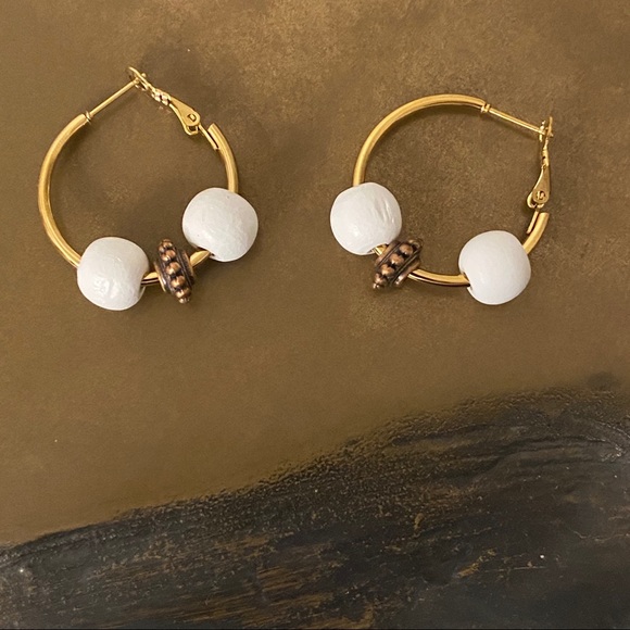 Anthropologie Gold Hoops Earrings Beads white - Picture 2 of 4